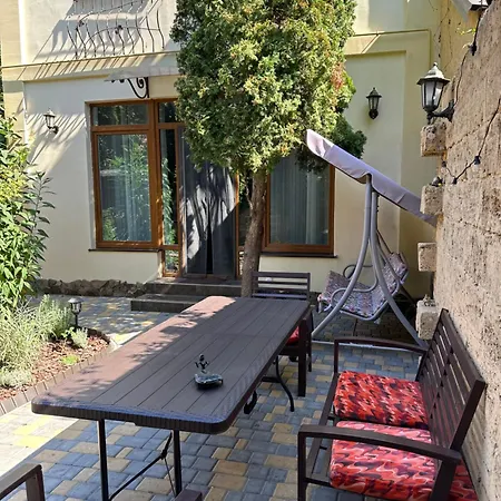 на фонтане Holiday home
